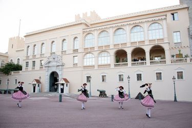 Les danseuses de la Palladienne de Monaco lors du feu de la Saint-Jean à Monaco, le 23 juin 2020