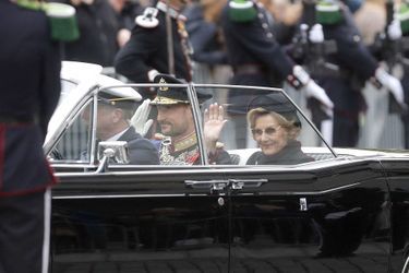 La reine Sonja et le prince héritier Haakon de Norvège arrivent au Storting à Oslo, le 2 octobre 2020