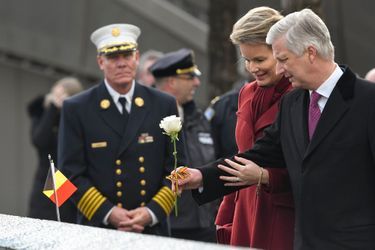 La reine Mathilde et le roi des Belges Philippe déposent une rose sur le mémorial de Ground Zero à New York, le 11 février 2020