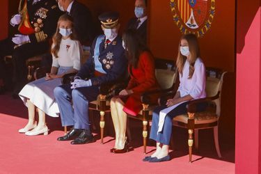 La reine Letizia et le roi Felipe VI d'Espagne avec leurs filles les princesses Leonor et Sofia à Madrid, le 12 octobre 2020