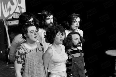 Coluche avec sa future épouse Véronique Kantor à sa gauche, et leur troupe "Au vrai chic parisien" en décembre 1971.