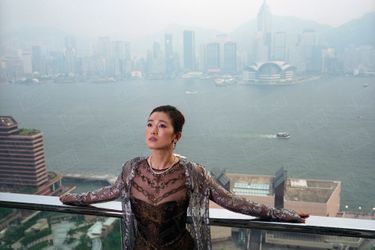 ﻿« Gong Li sur le balcon de l'hôtel Peninsula, à Kowloon, porte une tenue Escada et des diamants de Boucheron. Le palace du Hong Kong colonial est devenu le lieu de prédilection des riches Chinois.» - Paris Match n°2624, 9 septembre 1999