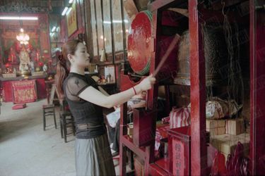 « Au temple de Tin Hau, la déesse des Océans, Gong Li renoue avec les croyances des Tankas, ces “gitans de la mer” qui furent les premiers habitants de Hong Kong.» - Paris Match n°2624, 9 septembre 1999