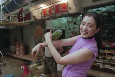 Gong Li dans les rues d’Hong Kong en 1999.