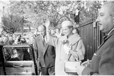 La Princesse Grace de Monaco, en visite à la crèche de la Compagnie des Chemins de fer de l'Ouest, dans la Cité aux Fleurs, dans le quartier des Épinettes, dans le XVIIe arrondissement, à Paris, en octobre 1959.