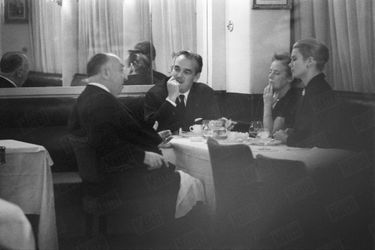 Grace et Rainier ont pu dîner avec Alfred Hitchcock, lors de leur visite à Paris. Le réalisateur, qui avait donné à l'actrice ses plus grands rôle du temps où elle s'appelait encore Kelly, était également de passage dans la capitale française, en octobre 1959.  