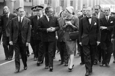 Grace de Monaco et le prince Rainier en visite à l'usine Renault de Flins, le 14 octobre 1959.
