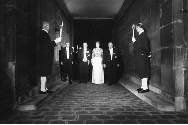 Grace de Monaco et le prince Rainier, lors de la soirée donnée en leur honneur par la Mairie de Paris, à l'Hôtel de Lauzun sur l'île Saint-Louis, à Paris, en octobre 1959.