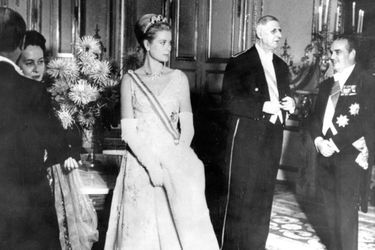 Grace de Monaco et le prince Rainier III de Monaco reçus par le président Charles de Gaulle, lors d'un grand gala au Palais de l'Elysée, en octobre 1959.