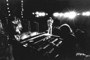 Johnny et ses musiciens sur la scène de l'Olympia, octobre 1966