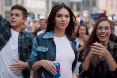 Kendall Jenner : en 2017, elle avait participé à une publicité pour la marque Pepsi, un spot qui avait créé la polémique en raison de son exploitation du mouvement Black Lives Matter. Dans «L'incroyable famille Kardashian», Kendall avait fait part de ses regrets. «Le fait que des personnes ont été blessées ou offensées, ce n'était vraiment pas mon intention», avait-elle dit en larmes.