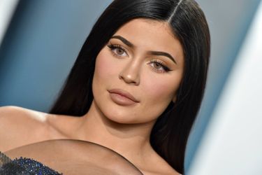 Kylie Jenner (ici en 2020) : en mai 2020, le magazine «Forbes» lui a retiré son titre de plus «jeune milliardaire au monde» après avoir constaté via des documents officiels de la société Coty, qui a racheté 51% de Kylie Cosmetics, qu'elle avait grossi le succès de sa marque. Kylie a démenti, mais sa crédibilité n'est pas vraiment ce qu'il y a de plus solide.