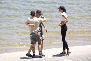 Ryan Dorsey (ex-mari de Naya Rivera) avec George (père) et Nickayla Rivera (soeur) au lac Piru le 11 juillet 2020