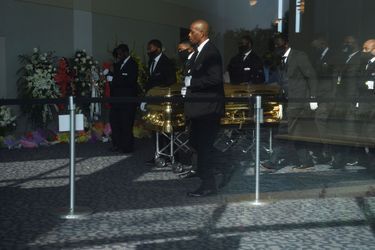Le cercueil de George Floyd arrive à l'église Fountain of Praise à Houston, au Texas, mardi.