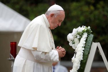 Le pape François se recueille après le dépôt d&#039;une gerbe au parc de la paix, à Nagasaki, au Japon, dimanche.