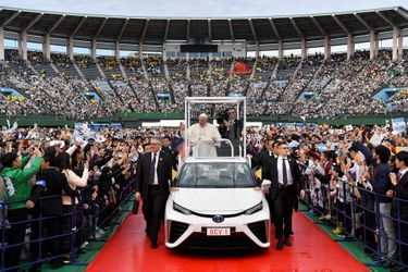Arrivée du pape François au stade de baseball de Nagasaki, dimanche, pour une messe.