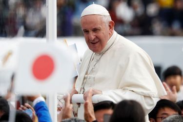 Le pape François salue les fidèles, dimanche à Nagasaki.