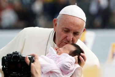 Le pape François embrasse un enfant durant la messe à Nagasaki, dimanche.