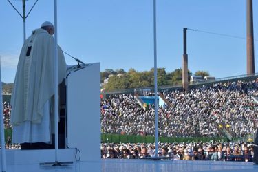 Le pape François durant la messe à Nagasaki, dimanche.