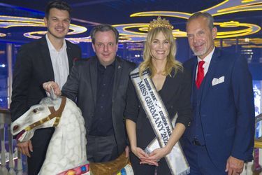 Miss Germany 2020 et les organisateurs du concours. 