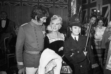 Marie-José Nat avec Eddie Barclay et Martine Carol, lors d'une soirée donnée par le producteur à Saint-Germain-des-Prés, en Décembre 1966.