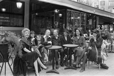 Marie-José Nat, avec les actrices Marie Dubois, Michèle Morgan, Claudine Auger et Maurice Bessy, délégué général du Festival de Cannes, en terrasse du Fouquet's à Paris, en avril 1977.