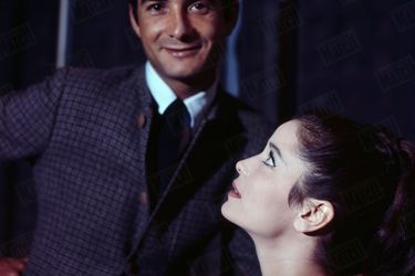 Marie-José Nat et Jean-Claude Brialy, partenaires de « Un dimanche à New York », au Théâtre du Palais-Royal, en décembre 1959.