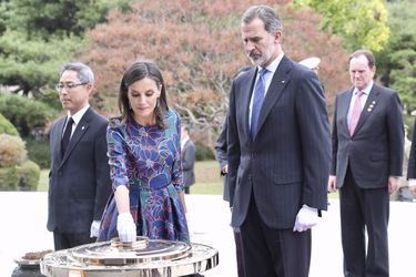 La reine Letizia et le roi Felipe VI d&#039;Espagne au Cimetière national de Séoul, le 23 octobre 2019