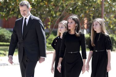 La reine Letizia et le roi Felipe VI d&#039;Espagne avec leurs filles les princesses Leonor et Sofia à Madrid, le 27 mai 2020