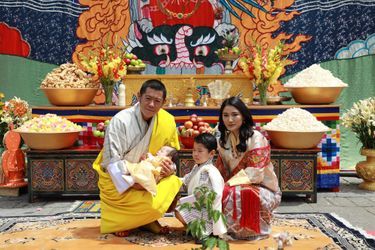 Le roi et la reine du Bhoutan avec leurs deux fils à Thimphou, le 30 juin 2020