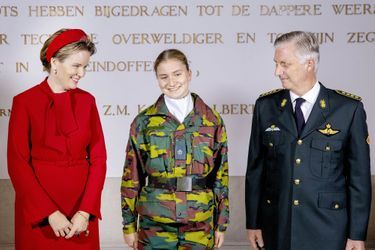 La princesse héritière Elisabeth de Belgique avec ses parents la reine Mathilde et le roi des Belges Philippe à Bruxelles, le 8 octobre 2020