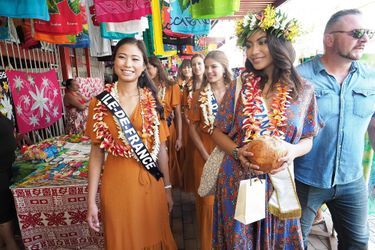 Les Miss (Ile-de-France, Guadeloupe, Lorraine, Languedoc-Roussillon, Rhône-Alpes, Auvergne, Côte d'Azur, Alsace, Poitou-Charentes et Tahiti) visitent le marché de Papeete à Tahiti le 19 novembre 2019