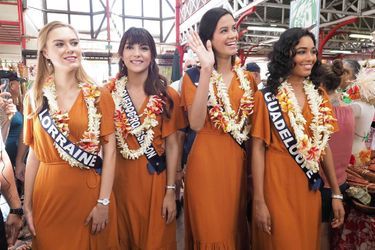 Les Miss (Ile-de-France, Guadeloupe, Lorraine, Languedoc-Roussillon, Rhône-Alpes, Auvergne, Côte d'Azur, Alsace, Poitou-Charentes et Tahiti) visitent le marché de Papeete à Tahiti le 19 novembre 2019
