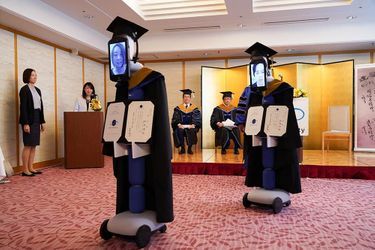 Photo d'étudiants qui ont reçu leur diplôme... en robot. 