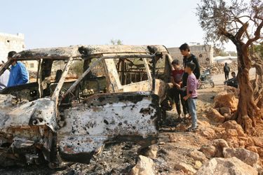 Des habitants du village de Baricha (proche d’Idlib) découvrent un minibus mitraillé par un hélicoptère. Semble-t-il par erreur.