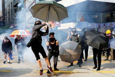 A HONGKONG, DES PARAPLUIES POUR BOUCLIERS Depuis le printemps, ils luttent pour protéger leur démocratie de l’ingérence chinoise. Ce 20 octobre, canons à eau et interdiction de manifester ne les ont pas découragés.
