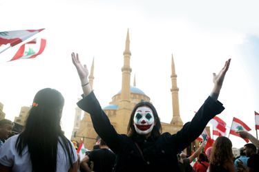 JOKER EST AUSSI LIBANAIS Depuis le 17 octobre, ils scandent « Révolution ! » sur la place des Martyrs, à Beyrouth, pour dénoncer une nouvelle taxe, mais aussi l’incompétence et la corruption des élites. 