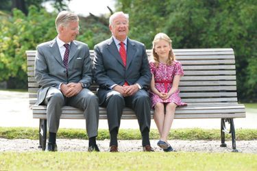 La princesse Elisabeth de Belgique avec son père le prince Philippe et son grand-père le roi des Belges Albert II, le 2 septembre 2012