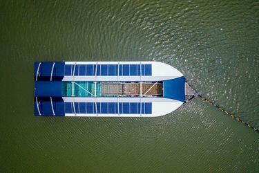 La barge est dotée de panneaux solaires et est autonomie.