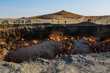 Surnommé les "portes de l'Enfer", ce cratère géant crache du feu depuis quarante ans. Le Turkménistan veut en faire une attraction touristique au coeur du désert de Karakoum. 