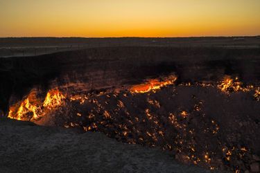 Surnommé les "portes de l'Enfer", ce cratère géant crache du feu depuis quarante ans. Le Turkménistan veut en faire une attraction touristique au coeur du désert de Karakoum. 