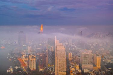 La ville de Ho Chi Minh sous le brouillard matinal. 