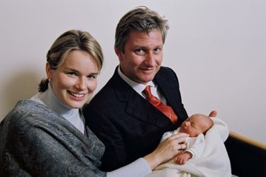 La princesse Elisabeth de Belgique avec ses parents, à trois jours, le 28 octobre 2001
