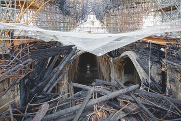Les voûtes de la nef sont toujours encombrées par des débris de charpente et des tubes d'acier.