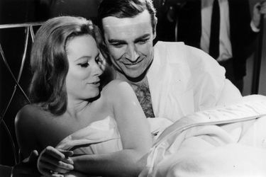 Sean Connery dans la peau de James Bond dans le film «Opération Tonnerre», sorti en 1965 (ici avec l&#039;actrice Luciana Paluzzi)