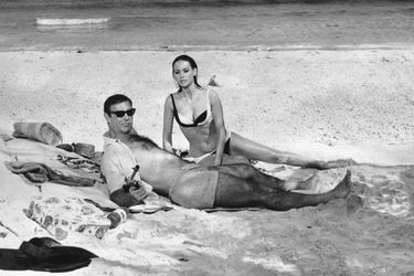 Sean Connery dans la peau de James Bond dans «Opération Tonnerre», sorti en 1965 (ici avec l&#039;actrice Maryse Mitsouko)
