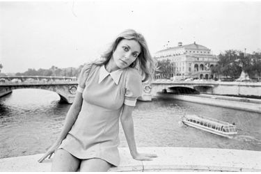 Sharon Tate posant assis sur le Pont Notre-Dame, à Paris, en octobre 1968.