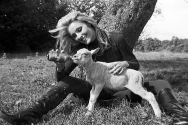 Sharon Tate, dans le parc du château de Hautefort en Dordogne, pour le tournage du film "Le Mystère des treize" de Jack Lee Thompson, en septembre 1965.
