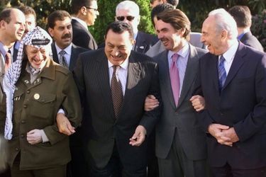 Yasser Arafat, Hosni Moubarak, Jose Maria Aznar et Shimon Peres en novembre 2001.