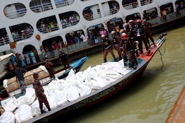 Les secours ont rempli un bateau des cadavres des 32 naufragés dont les corps ont pu être repêchés. 